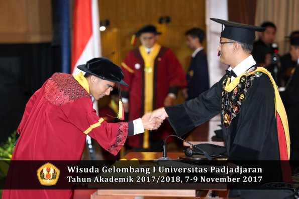 Wisuda Unpad Gel I TA 2017_2018  Fakultas MIPA oleh Rektor 081