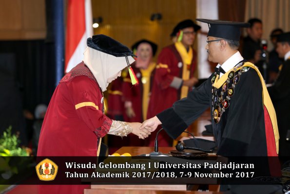 Wisuda Unpad Gel I TA 2017_2018  Fakultas MIPA oleh Rektor 086