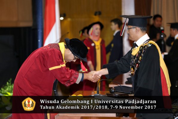 Wisuda Unpad Gel I TA 2017_2018  Fakultas MIPA oleh Rektor 087