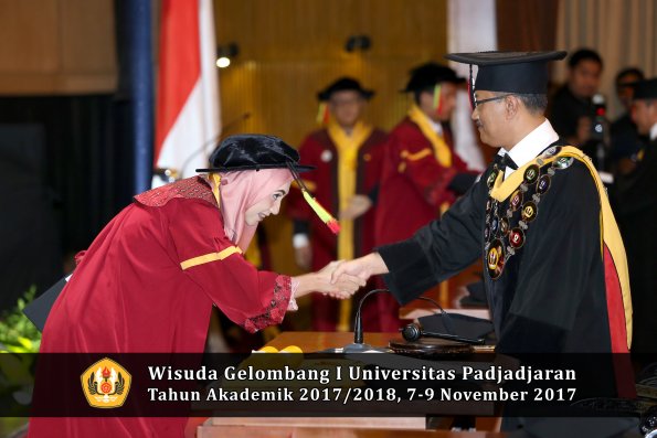 Wisuda Unpad Gel I TA 2017_2018  Fakultas MIPA oleh Rektor 088