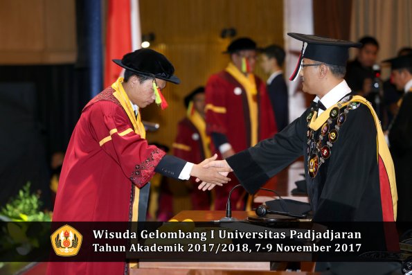 Wisuda Unpad Gel I TA 2017_2018  Fakultas MIPA oleh Rektor 089