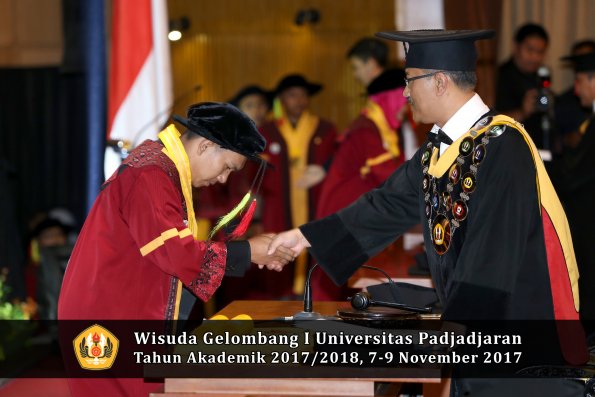 Wisuda Unpad Gel I TA 2017_2018  Fakultas MIPA oleh Rektor 091
