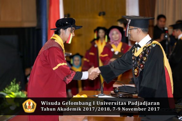 Wisuda Unpad Gel I TA 2017_2018  Fakultas MIPA oleh Rektor 099