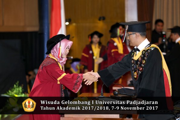 Wisuda Unpad Gel I TA 2017_2018  Fakultas MIPA oleh Rektor 100