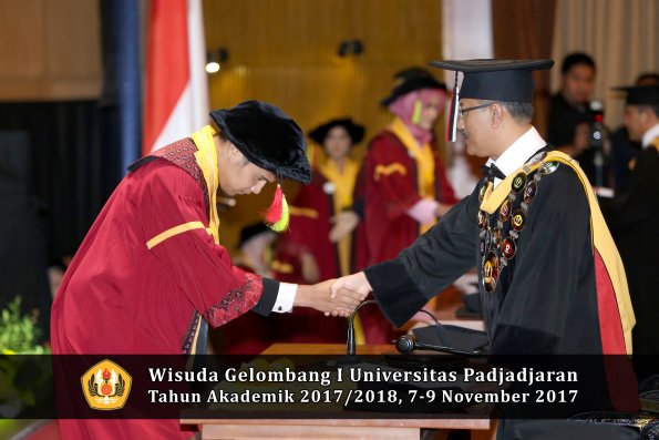 Wisuda Unpad Gel I TA 2017_2018  Fakultas MIPA oleh Rektor 113