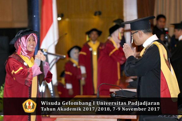 Wisuda Unpad Gel I TA 2017_2018  Fakultas MIPA oleh Rektor 116