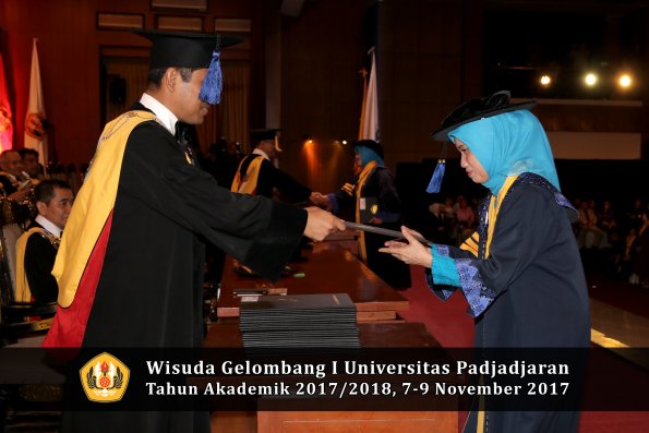 Wisuda Unpad Gel I TA 2017_2018  Fakultas I S I P oleh Dekan 002