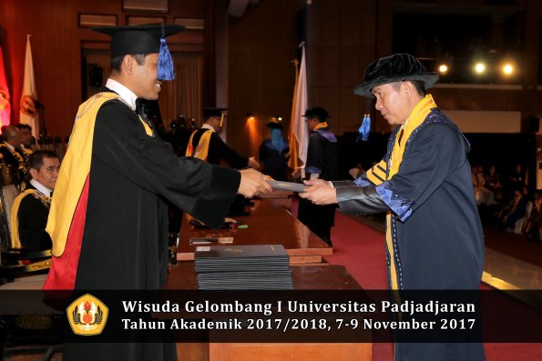 Wisuda Unpad Gel I TA 2017_2018  Fakultas I S I P oleh Dekan 004