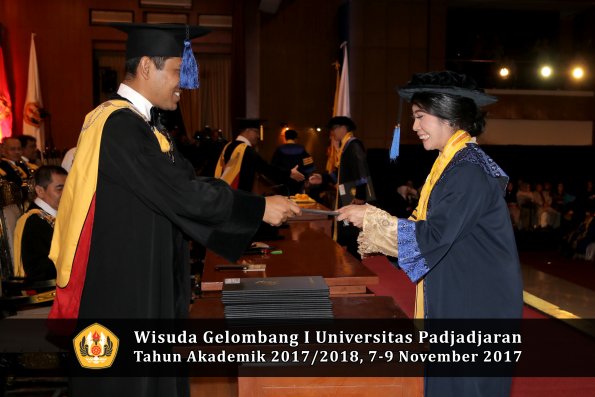 Wisuda Unpad Gel I TA 2017_2018  Fakultas I S I P oleh Dekan 006