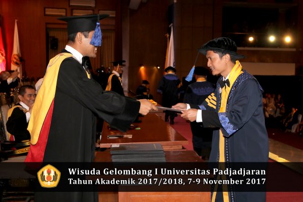 Wisuda Unpad Gel I TA 2017_2018  Fakultas I S I P oleh Dekan 009