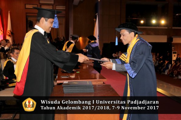 Wisuda Unpad Gel I TA 2017_2018  Fakultas I S I P oleh Dekan 010