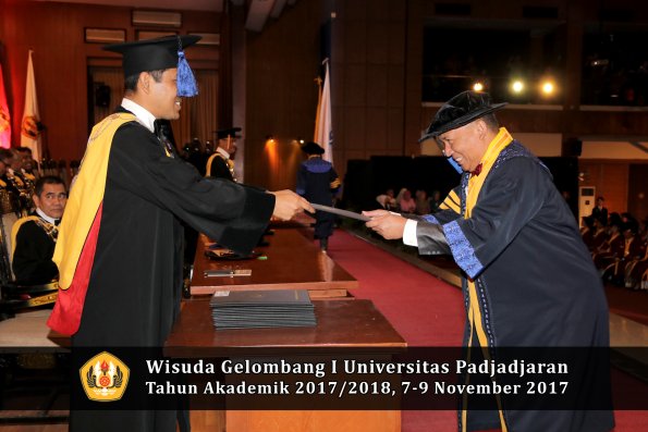 Wisuda Unpad Gel I TA 2017_2018  Fakultas I S I P oleh Dekan 011