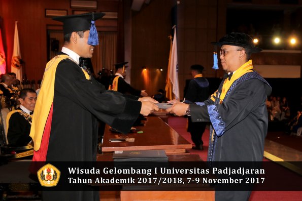 Wisuda Unpad Gel I TA 2017_2018  Fakultas I S I P oleh Dekan 012