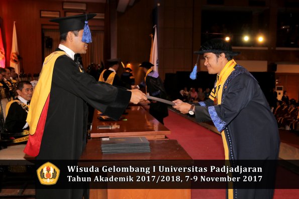 Wisuda Unpad Gel I TA 2017_2018  Fakultas I S I P oleh Dekan 013
