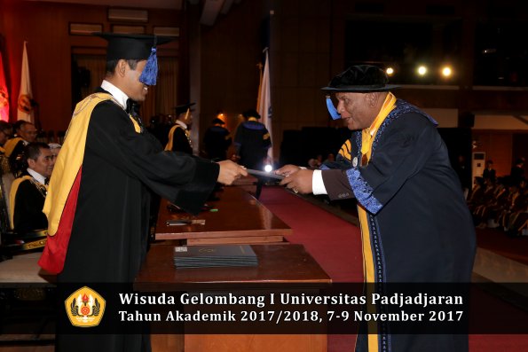 Wisuda Unpad Gel I TA 2017_2018  Fakultas I S I P oleh Dekan 017