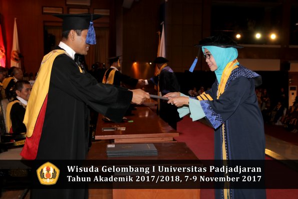Wisuda Unpad Gel I TA 2017_2018  Fakultas I S I P oleh Dekan 018
