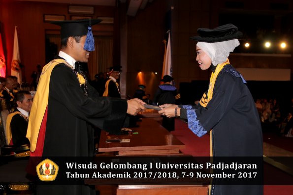 Wisuda Unpad Gel I TA 2017_2018  Fakultas I S I P oleh Dekan 020