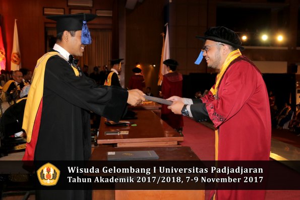Wisuda Unpad Gel I TA 2017_2018  Fakultas I S I P oleh Dekan 092