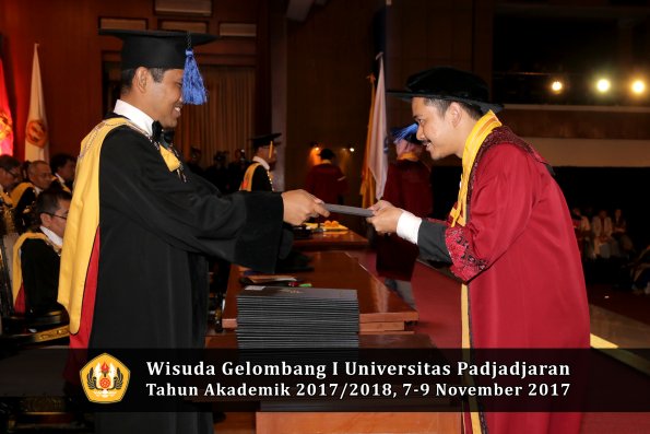 Wisuda Unpad Gel I TA 2017_2018  Fakultas I S I P oleh Dekan 103