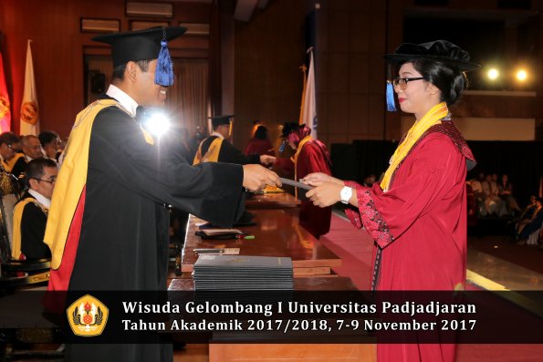 Wisuda Unpad Gel I TA 2017_2018  Fakultas I S I P oleh Dekan 113