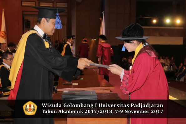 Wisuda Unpad Gel I TA 2017_2018  Fakultas I S I P oleh Dekan 121