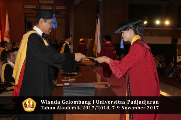 Wisuda Unpad Gel I TA 2017_2018  Fakultas I S I P oleh Dekan 156