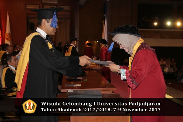 Wisuda Unpad Gel I TA 2017_2018  Fakultas I S I P oleh Dekan 158