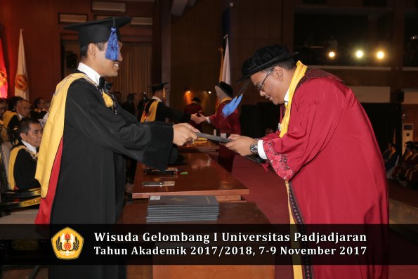 Wisuda Unpad Gel I TA 2017_2018  Fakultas I S I P oleh Dekan 159