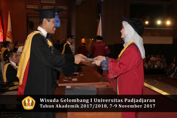 Wisuda Unpad Gel I TA 2017_2018  Fakultas I S I P oleh Dekan 161