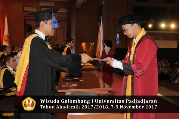 Wisuda Unpad Gel I TA 2017_2018  Fakultas I S I P oleh Dekan 162