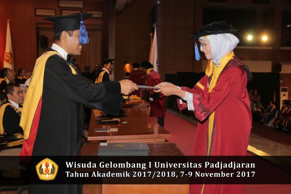 Wisuda Unpad Gel I TA 2017_2018  Fakultas I S I P oleh Dekan 164