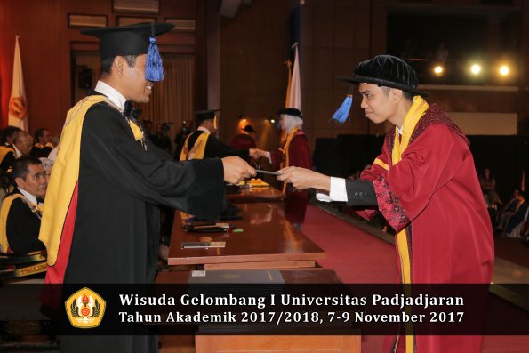 Wisuda Unpad Gel I TA 2017_2018  Fakultas I S I P oleh Dekan 165