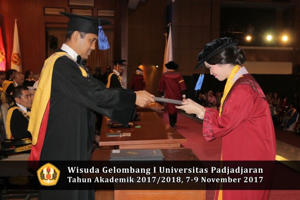 Wisuda Unpad Gel I TA 2017_2018  Fakultas I S I P oleh Dekan 166