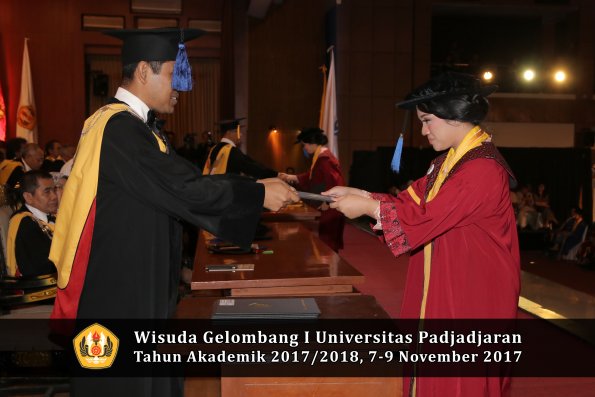 Wisuda Unpad Gel I TA 2017_2018  Fakultas I S I P oleh Dekan 167