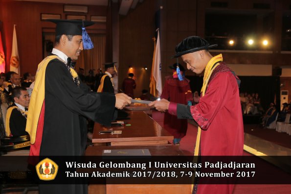Wisuda Unpad Gel I TA 2017_2018  Fakultas I S I P oleh Dekan 170