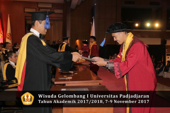 Wisuda Unpad Gel I TA 2017_2018  Fakultas I S I P oleh Dekan 171