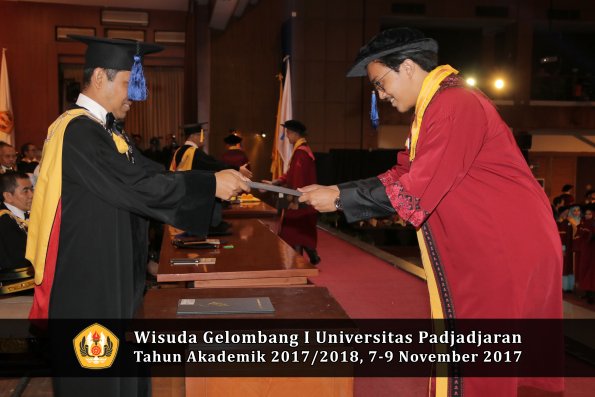 Wisuda Unpad Gel I TA 2017_2018  Fakultas I S I P oleh Dekan 172