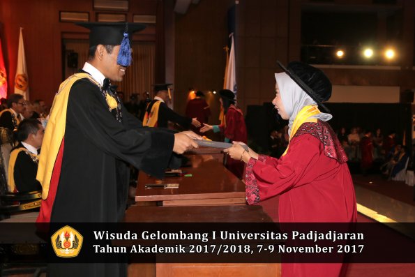 Wisuda Unpad Gel I TA 2017_2018  Fakultas I S I P oleh Dekan 174