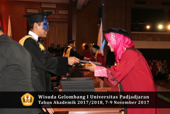 Wisuda Unpad Gel I TA 2017_2018  Fakultas I S I P oleh Dekan 175