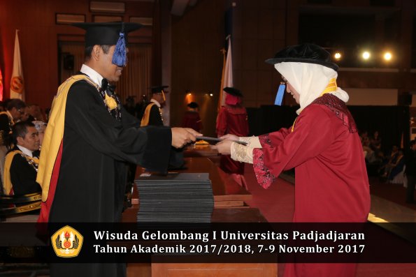 Wisuda Unpad Gel I TA 2017_2018  Fakultas I S I P oleh Dekan 176