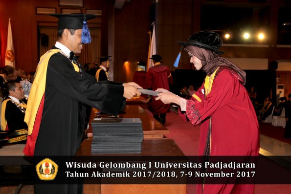 Wisuda Unpad Gel I TA 2017_2018  Fakultas I S I P oleh Dekan 179