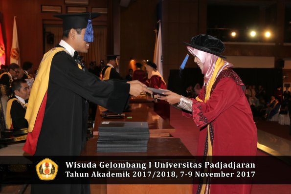 Wisuda Unpad Gel I TA 2017_2018  Fakultas I S I P oleh Dekan 185
