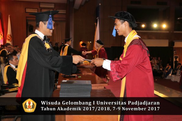 Wisuda Unpad Gel I TA 2017_2018  Fakultas I S I P oleh Dekan 187
