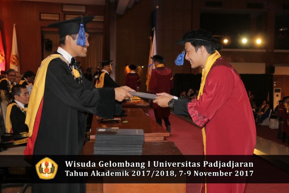 Wisuda Unpad Gel I TA 2017_2018  Fakultas I S I P oleh Dekan 189