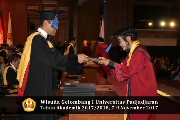 Wisuda Unpad Gel I TA 2017_2018  Fakultas I S I P oleh Dekan 191