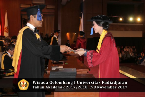 Wisuda Unpad Gel I TA 2017_2018  Fakultas I S I P oleh Dekan 192