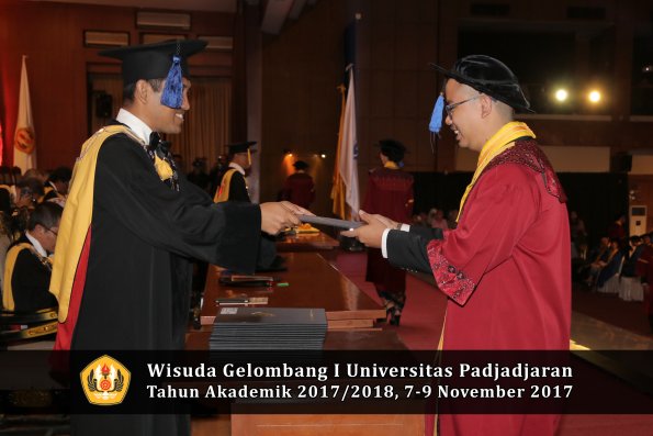 Wisuda Unpad Gel I TA 2017_2018  Fakultas I S I P oleh Dekan 193