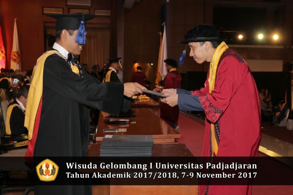 Wisuda Unpad Gel I TA 2017_2018  Fakultas I S I P oleh Dekan 195