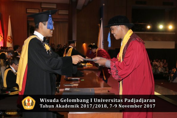 Wisuda Unpad Gel I TA 2017_2018  Fakultas I S I P oleh Dekan 196