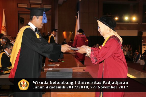 Wisuda Unpad Gel I TA 2017_2018  Fakultas I S I P oleh Dekan 197